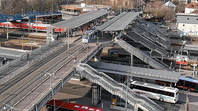 Die Stadtbahnbrücke über den Gleisen des Freiburger Hauptbahnhofs: Hier befindet sich ein wichtiger Verkehrsknotenpunkt im Bereich des ...