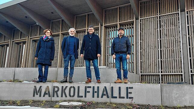 Sie freuen sich über die Auszeichnung (v.l.): Angelique Augenstein vom Dezernat für Nachhaltige Stadtentwicklung und Mobilität, Gerhard ...