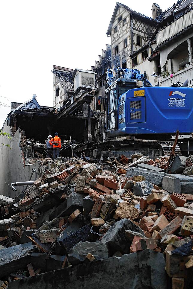 Der Kamin links neben dem Bagger steht komplett frei. „Wenn der fällt, gibt es einen ordentlichen Wumms“, sagt Architekt Christoph ...