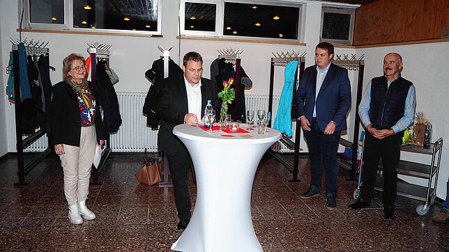 Einweihung der sanierten Grundschule in Altenburg (von links): Sabine Hartmann-Müller, Dominic Böhler, Niklas Nüssle und Gerhard ...