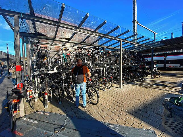 Während Konstanz sein Fahrrad-Parkhaus am Bahnhof seit mindestens 2011 plant, ist in Singen am Bahnhof eine tolle Abstellmöglichkeit ...