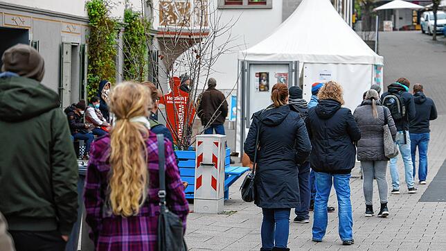 Geduld und Abstand gehören dazu: Vor dem Testzentrum im Zelt auf dem Seetorplatz bilden sich seit Einführung der kostenlosen Bürgertests ...