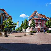 Die Ruhe vor dem Sturm. Am Rathausplatz in Donaueschingen sollen die Rennen der Rad-DM starten und über die Karlstraße auf den Rest der ...