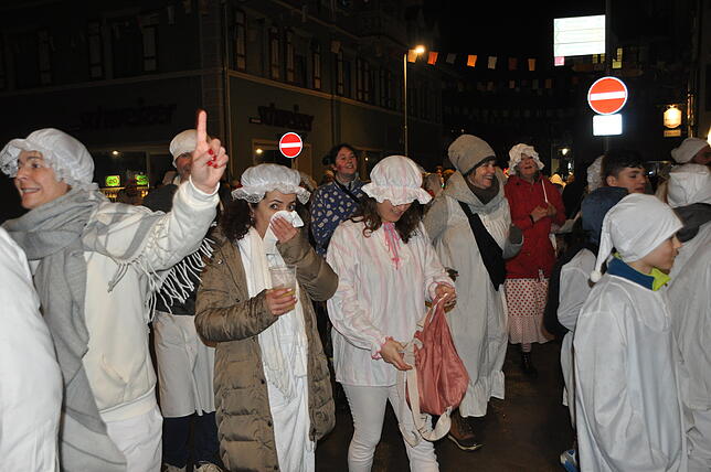 Bild 12: Hemdglonker-Umzug in Markdorf: Hunderte Narren im weißen „Nachthemed“ – die besten Bilder!