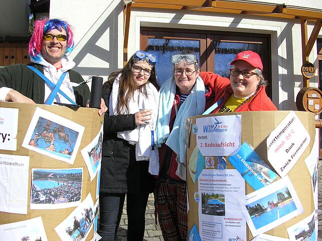 Die Wolterdinger wandelnden Litfaßsäulen sind wieder unterwegs. Axel Ruf, Sabrina und Katja Träger sowie Ramona Vogelbacher sind auf der ...