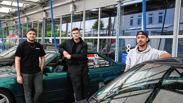 Paul Popow, Oliver Schauenburg und Erik Helfer treffen sich mit ihren Autos und ihren Freunden derzeit auf dem Parkplatz vom Waschpark ...
