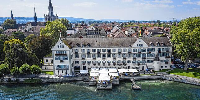 Wer ein Zimmer Steigenberger Inselhotel in Konstanz ergattern konnte, kann das Feuerwerk perfekt beoabchten.