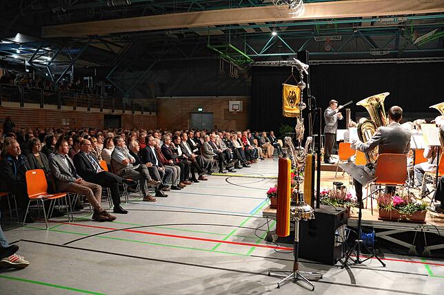 Bild 17: Volle Zuschauerreihen und gute Laune: Bilder vom Benefizkonzert mit dem Heeresmusikcorps