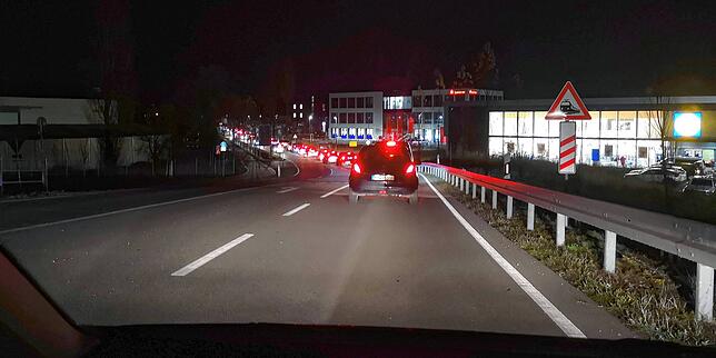 Dieses Bild zeigt einen Rückstau am frühen Abend, weil die Bahnschranke am Reichenauer Bahnhof geschlossen ist &ndash; er reicht bis ...