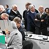 Prozessauftakt in Frankfurt gegen mutmaßliche Reichsbürger: Johanna Findeisen verbirgt Gesicht und Kopf hinter einer Mappe und unter ...