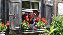 Rainer Liehner führt die Gäste bei der Erlebnisführung als Dorfpolizist durch das Museumsdorf.