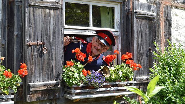 Rainer Liehner führt die Gäste bei der Erlebnisführung als Dorfpolizist durch das Museumsdorf.