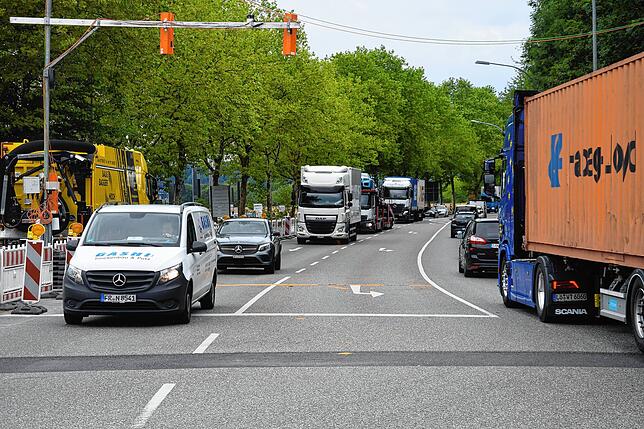 Die Baumaßnahmen an der Kreuzung Jurastraße/B34 führen zu Verkehrsstaus an der westlichen Ortseinfahrt von Bad Säckingen.