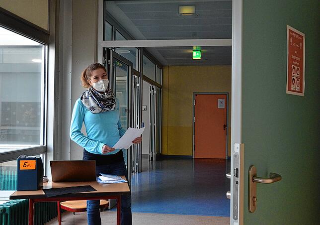 Lehrerin Sandra Narr führt Aufsicht auf dem Flur.