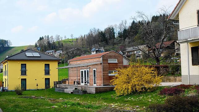 Zimmermeister Markus Veit bewohnt in Billafingen selbst ein kleines Modulhaus, das er mit Architekt Wolfgang Wurster als Partner ...