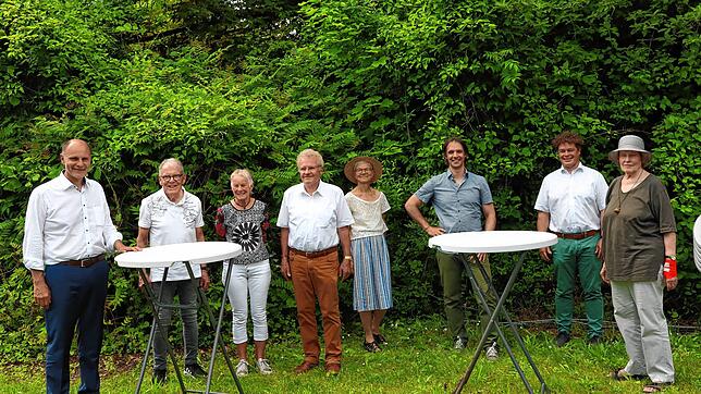 Das Engagement von Dietmar Johann (Zweiter von links, rechts neben ihm seine Frau Iris Lingk) würdigten (von links) Oberbürgermeister ...