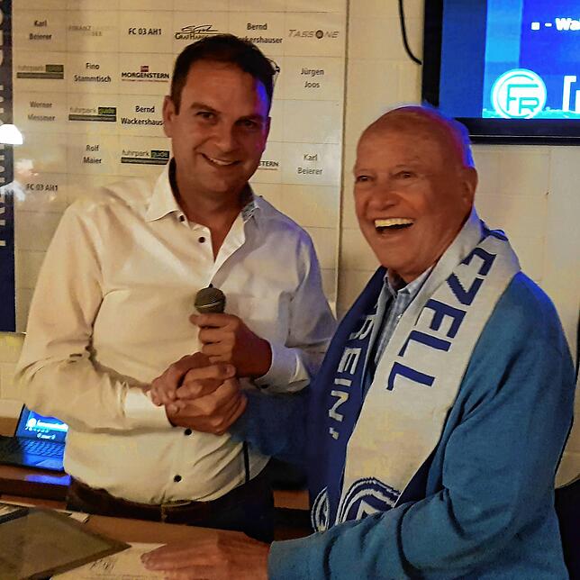 Bei stehendem Applaus der Vereinsmitglieder ehrt Präsident Oliver Preiser (l.) Walter Back zu seiner 75 Jahre andauernden Mitgliedschaft ...
