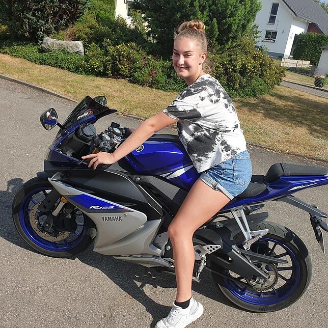Patti auf ihrem Motorrad.