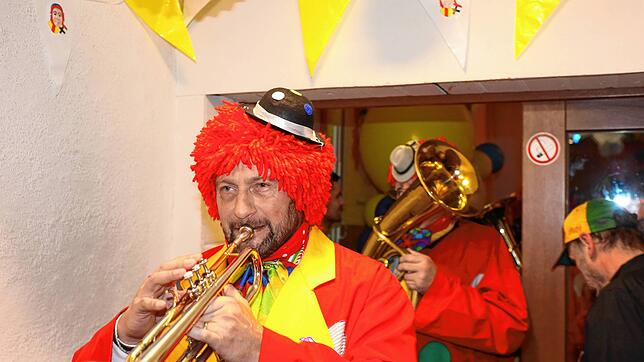 Bild 3: Glückwunsch! Fotos vom Jubelball zu Ehren der Lausbuben der Narrengemeinde Hofpeter