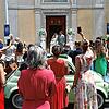 Das Ehepaar verlässt nach der Trauung die Kirche Chiesa Madre di Santa Maria Assunta e San Francesco in Klettgaus Partnergemeinde Sanza.