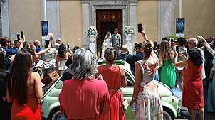 Das Ehepaar verlässt nach der Trauung die Kirche Chiesa Madre di Santa Maria Assunta e San Francesco in Klettgaus Partnergemeinde Sanza.