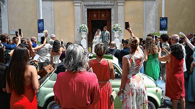 Das Ehepaar verlässt nach der Trauung die Kirche Chiesa Madre di Santa Maria Assunta e San Francesco in Klettgaus Partnergemeinde Sanza.