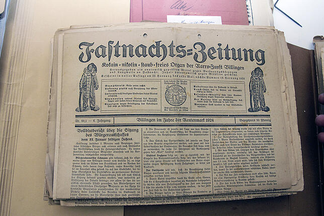 Bild 14: Alte Narrozeitungen neu im Archiv: Michael Bohrer zeigt die größten Schätze