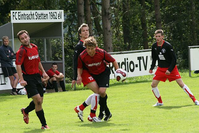 Landesliga vor 13 Jahren: Im Herbst 2007 spielte Stefan Fels (Mitte) mit Eintracht Stetten (links Rene Gaveau) gegen die SF Elzach-Yach.
