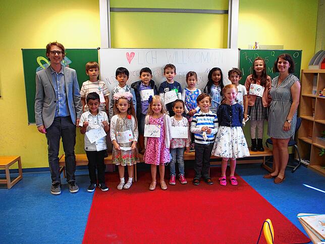 Swiss International School (SIS), Friedrichshafen: Die Erstklässler der Klasse Triglav mit ihren Klassenlehrern Sandra Huber und Tristan ...
