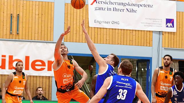 Voller Einsatz von Casey Benson (links) und den Schwenninger Panthers: Benson war beim Sieg über Bochum der Topscorer seiner Mannschaft.