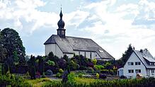 Eines der Wahrzeichen Häusern ist die katholische Kirche St. Fridolin. Seit 1976 hat sie diese Optik. Bild: Stefan Pichler