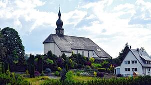 Eines der Wahrzeichen Häusern ist die katholische Kirche St. Fridolin. Seit 1976 hat sie diese Optik. Bild: Stefan Pichler