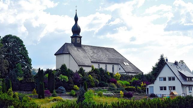 Eines der Wahrzeichen Häusern ist die katholische Kirche St. Fridolin. Seit 1976 hat sie diese Optik. Bild: Stefan Pichler