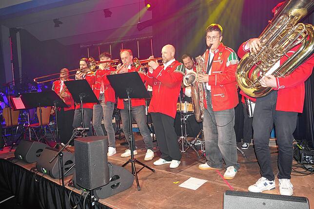 Bild 4: Buäbä & Maidli begeistern während dem 24. Showkonzert der Feuerwehrkapelle Pfohren das Publikum