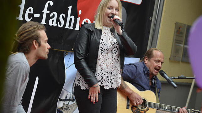 Stimmung in der Schützenstraße: Nicole Schulz und Band bei ihrem Auftritt auf dem Altstadtfest.