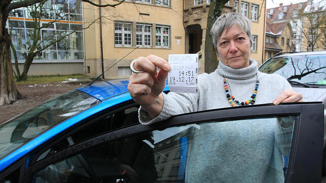Hanna Schönfeld zeigt einen Parkschein: Für zwei Stunden müssen ihre Lehrkräfte vier Euro bezahlen, wenn sie in Schulnähe parken wollen. ...