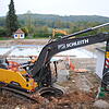 Blick aufs Bad: Baumaschinen statt Badegäste bestimmen seit Anfang September das Bild im Tiengener Freibad. Hinter dem Bagger ist das ...