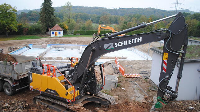 Blick aufs Bad: Baumaschinen statt Badegäste bestimmen seit Anfang September das Bild im Tiengener Freibad. Hinter dem Bagger ist das ...