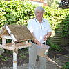 Alfred Scheuble beim Vogelfüttern in seinem Garten in Gurtweil. Der scheidende Stadtrat der Freien Wähler fotografiert leidenschaftlich ...