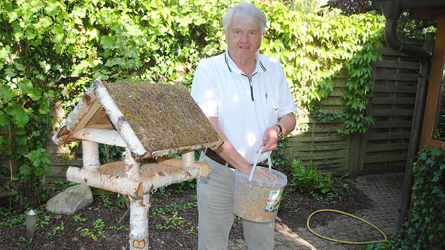 Alfred Scheuble beim Vogelfüttern in seinem Garten in Gurtweil. Der scheidende Stadtrat der Freien Wähler fotografiert leidenschaftlich ...