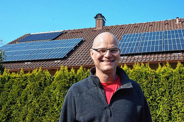 Hat gut lachen, trotz Ost-West-Ausrichtung seines Daches: Martin Rück mit seinen Solar-Kollektoren und -Zellen auf dem Dach.