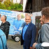 OB Staab vor seinem Wahlplakat in Liggeringen.