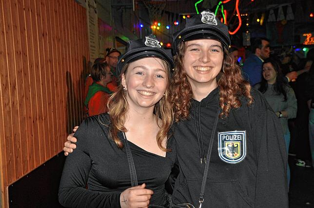 Bild 4: Hugeloh Ball 2025: Diese Bilder zeigen die beste Stimmung in der Mehrzweckhalle