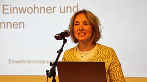 Bürgermeisterin Susen Katter musste im Rahmen des Bürgerinformationsabend in der Adler Post auch Nachfragen zu ihren ...
