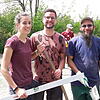 Pfadfinder mit Wasserwage, Schaufel und Kelle: Anne-Kathrin Ritter, Felix Knaus und Andreas Bucksch bei der 72-Stunden-Aktion der ...