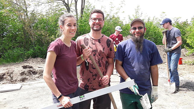 Pfadfinder mit Wasserwage, Schaufel und Kelle: Anne-Kathrin Ritter, Felix Knaus und Andreas Bucksch bei der 72-Stunden-Aktion der ...