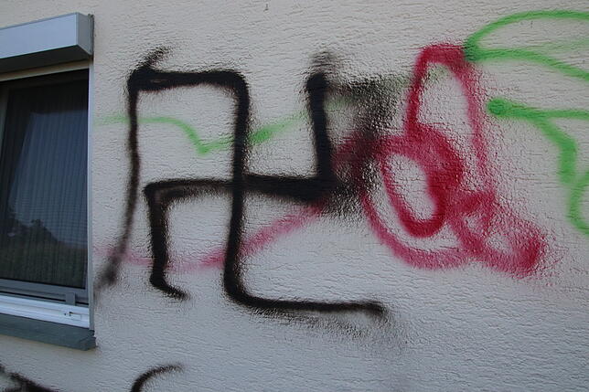 Dieses Hakenkreuz wurde von Unbekannten an das Haus in Allensbach gesprüht.