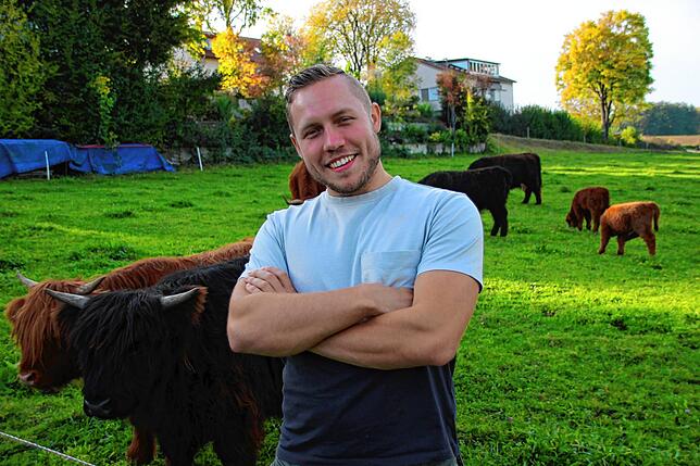 Hier fühlt er sich am wohlsten: Paddy Romer unter Rindern.