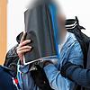 Der Angeklagte wird von Justizbeamten an seinen Platz im Gerichtssaal geführt – hier im ersten Verfahren.