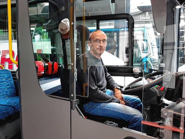 Busfahrer Andreas Petke sitzt hinter dem neu installierten Spuckschutz im Linienbus. Jetzt dürfen die Leute wieder vorne einsteigen und ...